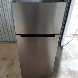 VISSANI COMPACT 7.2 cu.ft. STAINLESS STEEL MINI REFRIGERATOR W/ TOP FREEZER - LIKE NEW 