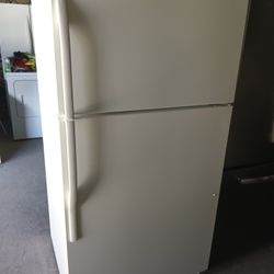 Maytag Top And Bottom Refrigerator Works Good 👍