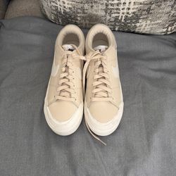 Women’s Nike Size 8