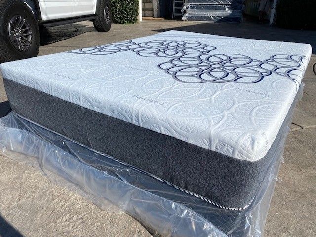 Cal King Bamboo Cooling Gel Memory Foam!•••