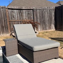 Outdoor Chaise Lounge Chair with Side Table