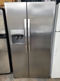 2021 Frigidaire Stainless Steel Refrigerator (Delivery Available)