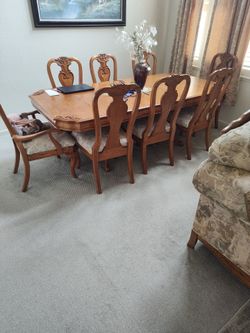 Dining table set of 8 Solid wood like new