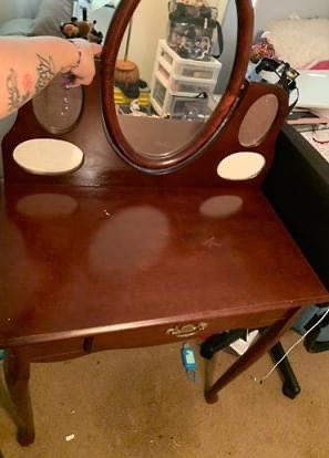 Makeup vanity