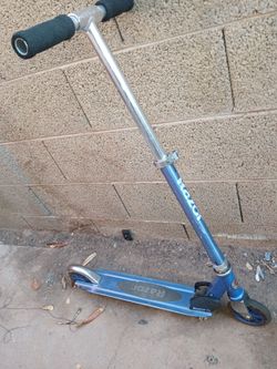 Razor blue scooter