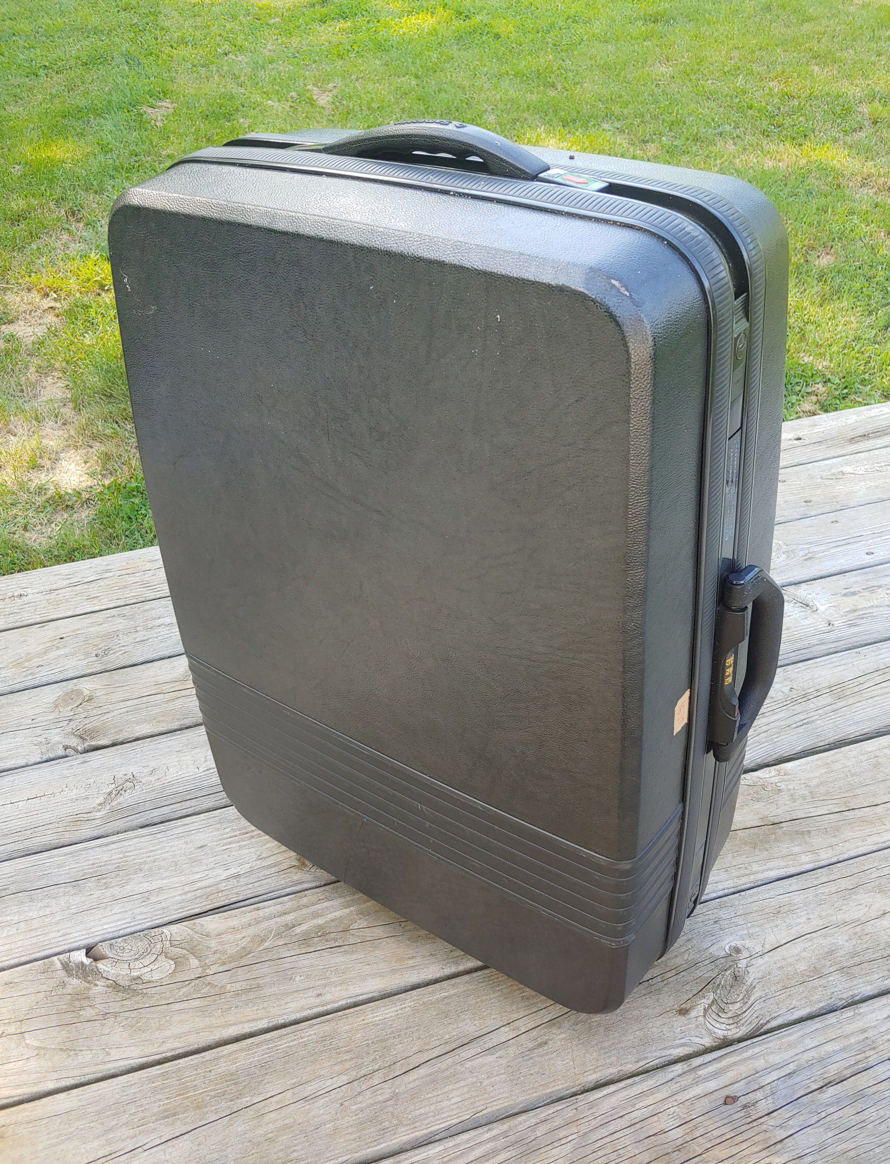 Samsonite Clamshell Rolling Suitcase Black