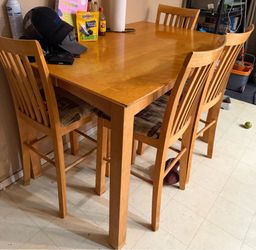 Counter Height table w/ 6 chairs