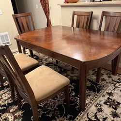 Wood Dinning Table With 6 Chairs. 