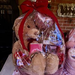 Victoria’s Secret Valentines Gift Basket 