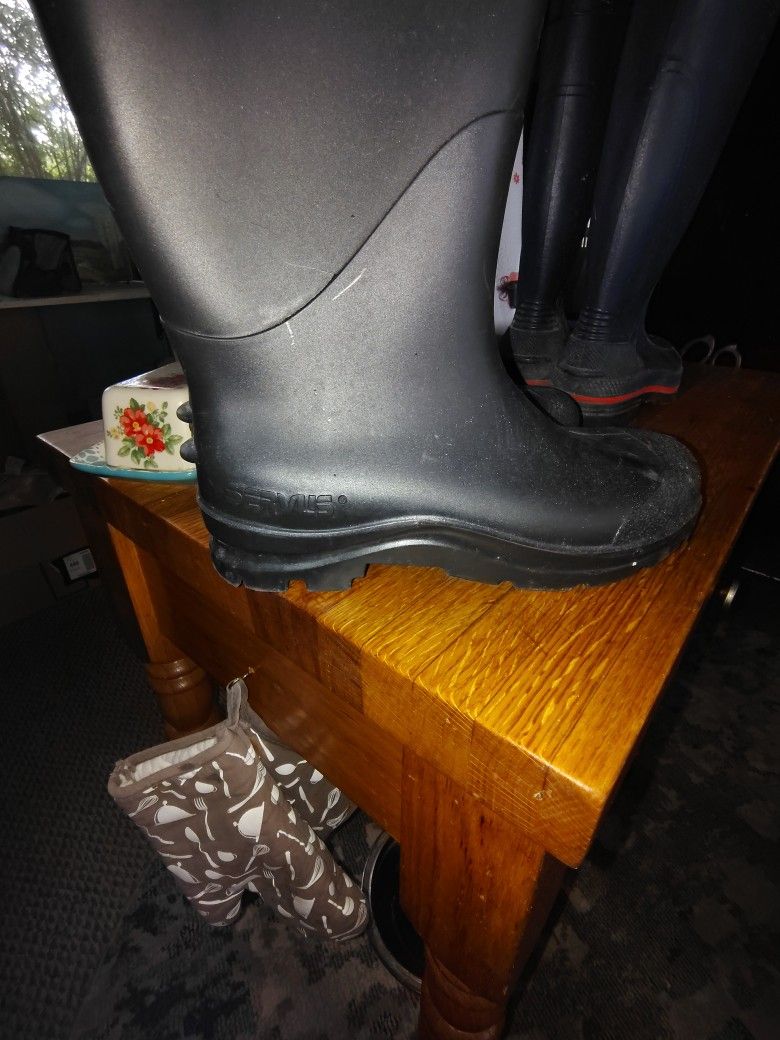 Mens Rain Boots  7 Womens 9