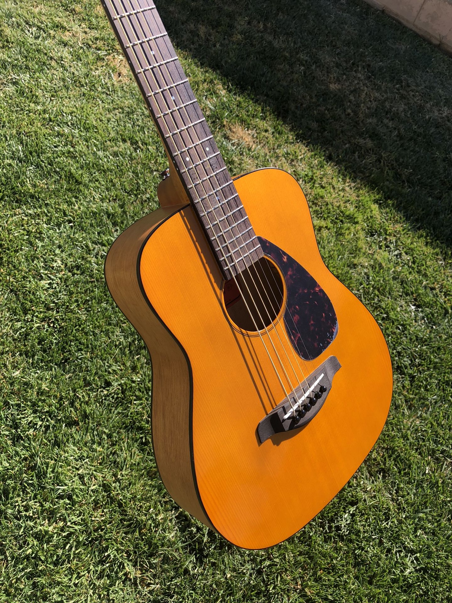 Yamaha JR1 Guitar