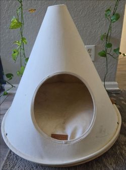 Cone shaped pet bed
