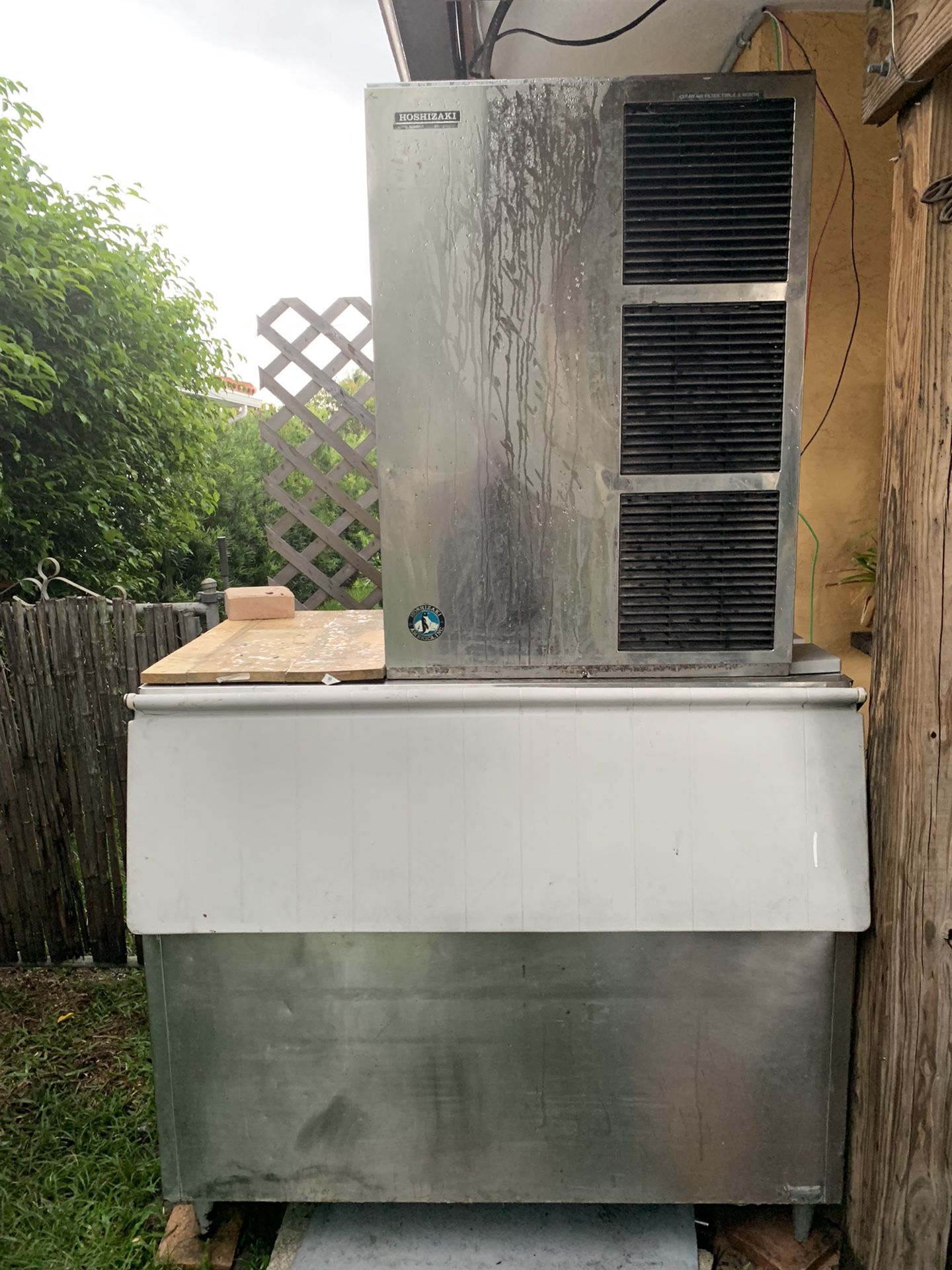 Hoshizaki Ice Machine & Hoshizaki Ice Bin 1200 Pounds Ice Per 24 Hours & 900 Pound Bin