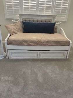 Day bed with mattress