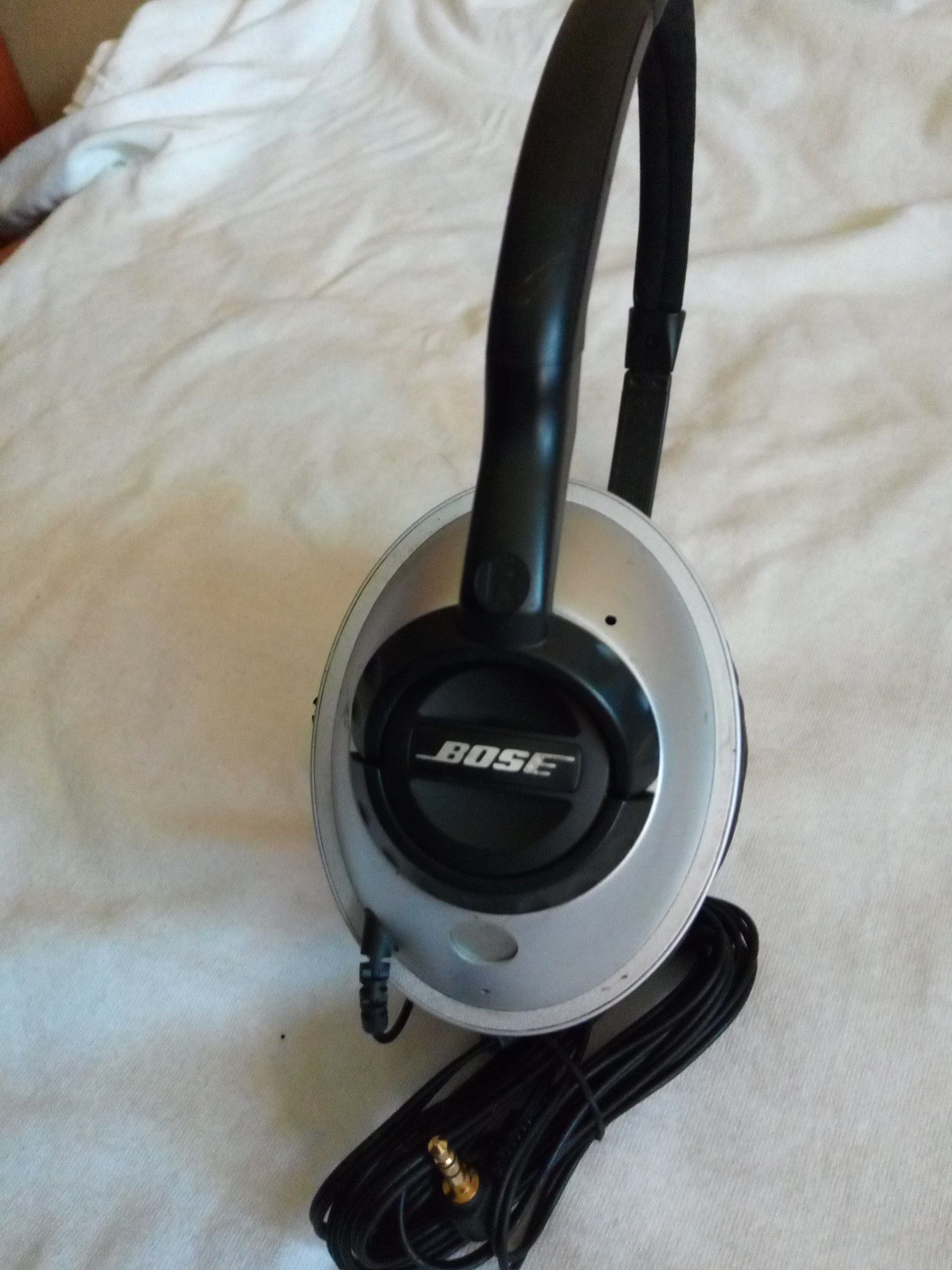 BOSE HEADPHONES NOISE CANCELLING WIRED GOOD SOUND