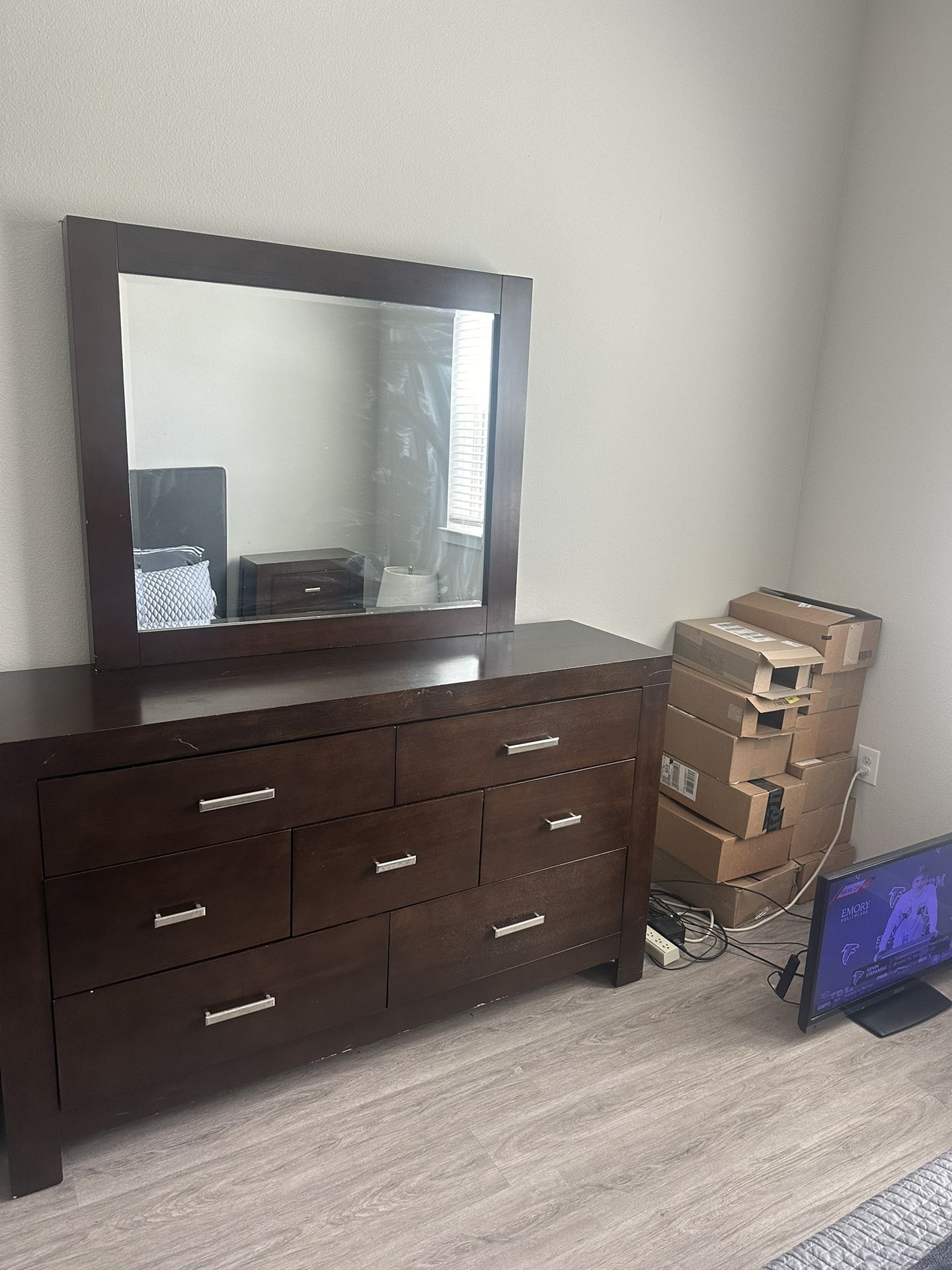 Dresser With Mirror