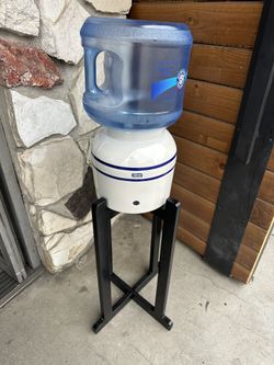 brand new wood stand with porcelain and one 3 gallon with water 