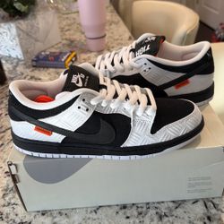 TIGHTBOOTH x Nike Dunk Low SB