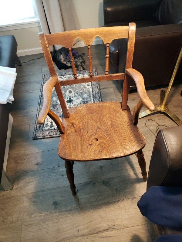 antique chair beautiful patina best offer 6/1/25/25 yakima