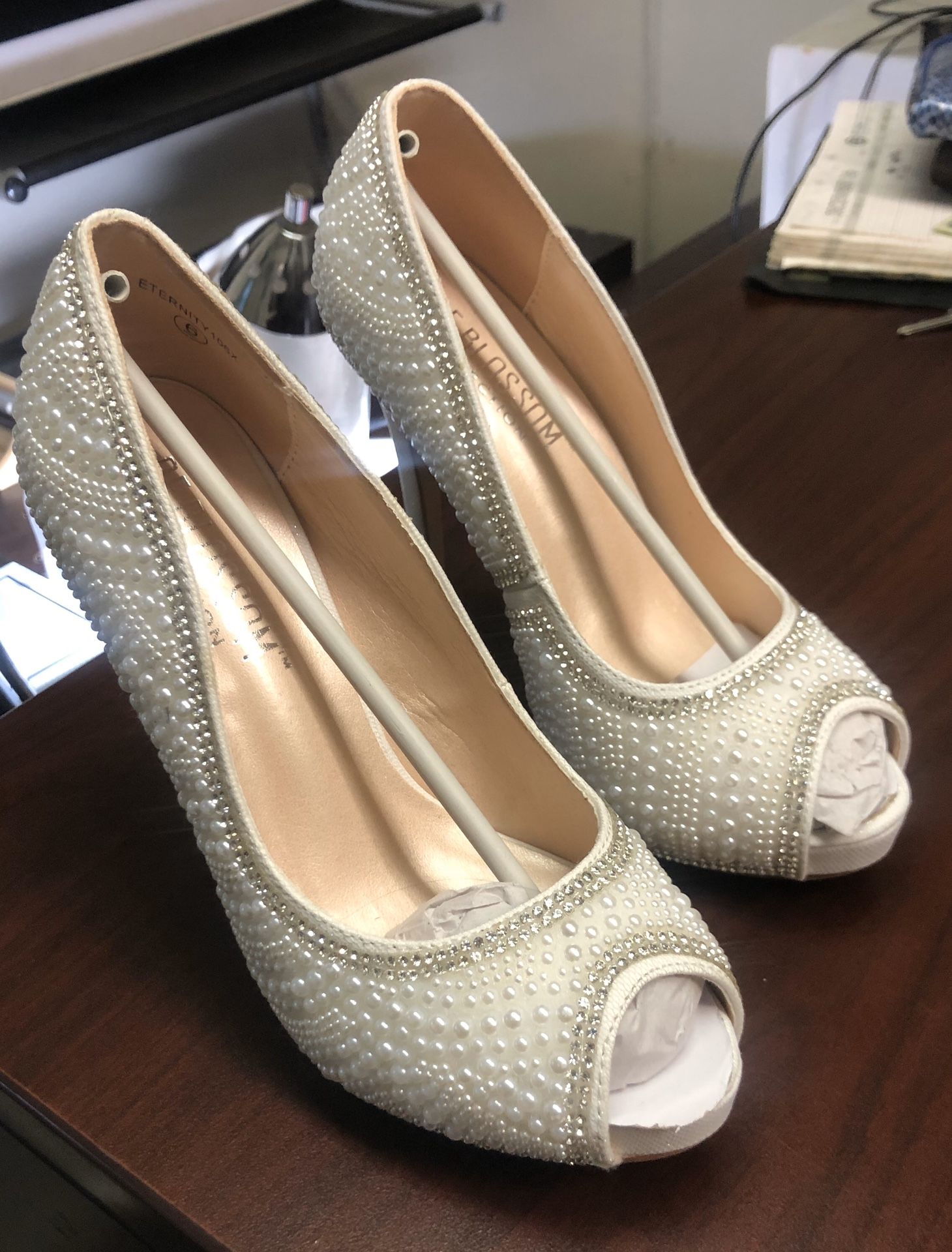 Women’s Size 6 wedding shoes never worn