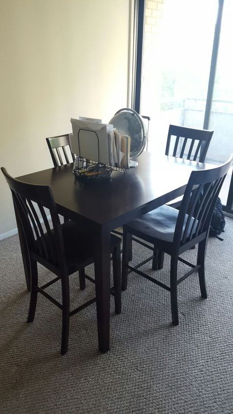 Dining table + 4 chairs