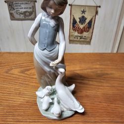 Lladro "Feeding Time" #1277