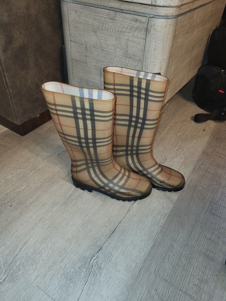 Authentic Burberry Womans Bootys Size 5 Or 38