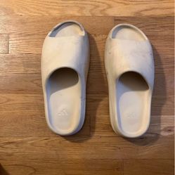 Yeezy Slides Size 10 (bone)