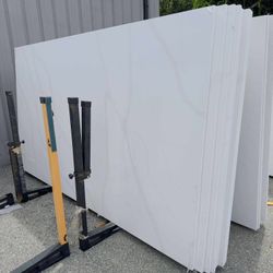 QUARTZ STONE SLABS SUPER JUMBO IN CALACATTA GOLD 📏Each slabs cover  75.7 sq.ft, Thickness 3 cm 🔥Price $915 per Slab🔥 