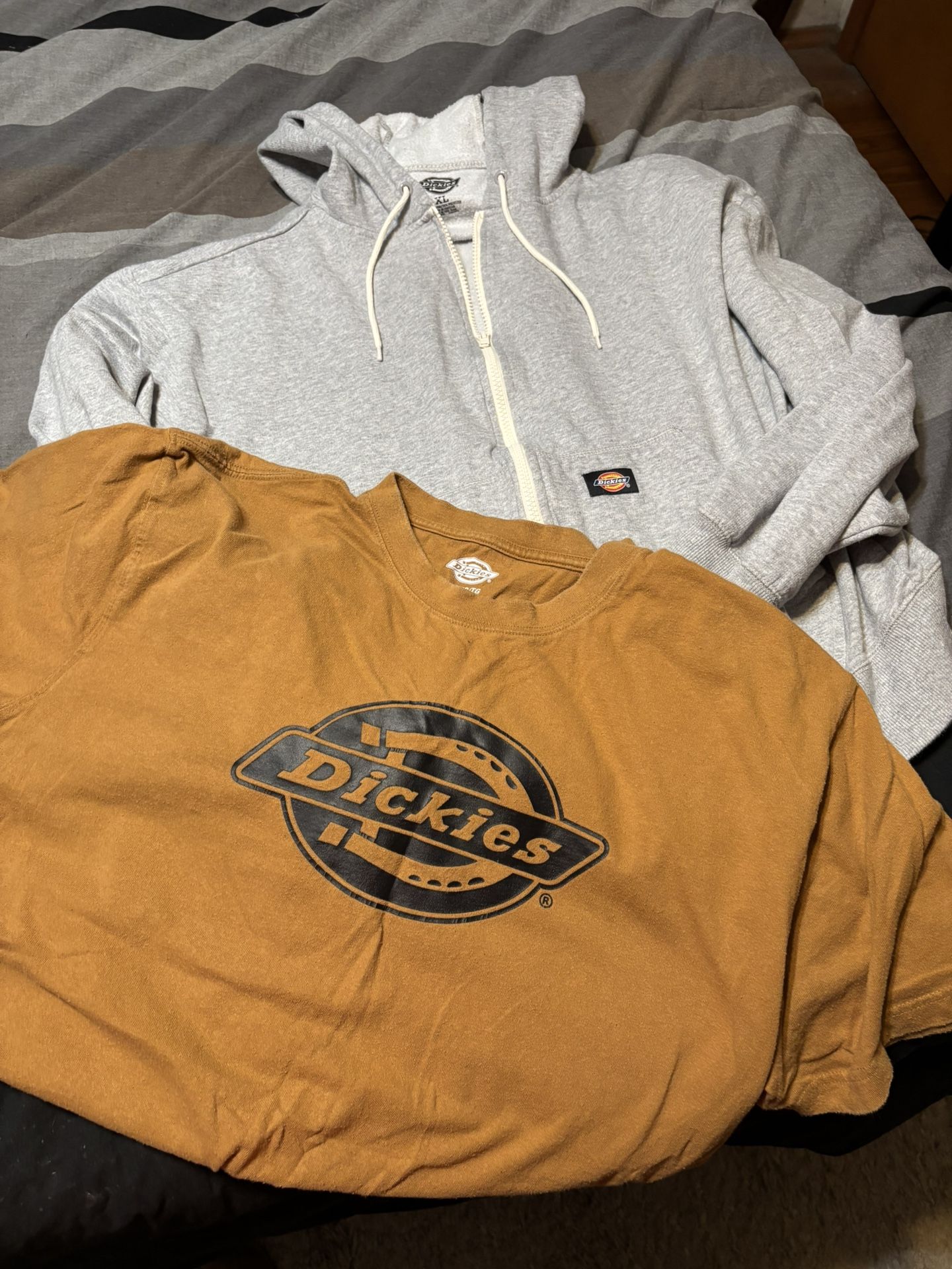 Mens Size XL Dickies Shirt/hoodie Lot