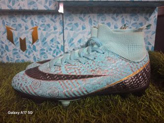 Soccer cleats us size 4.5youth