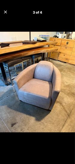 Modern comfy Leather swival chair 150$