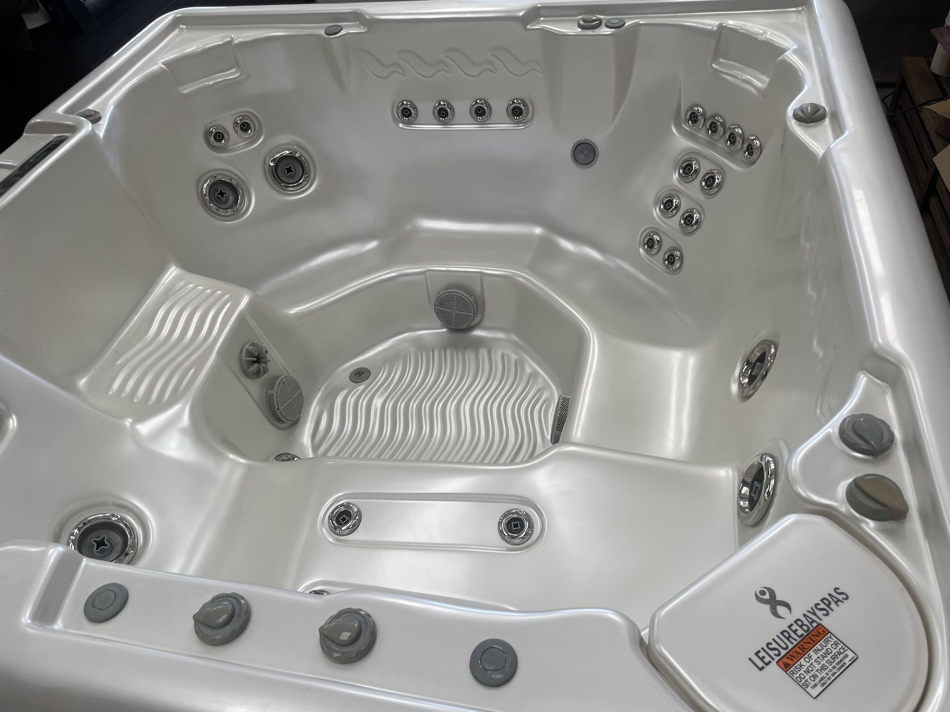 5-6 Person Refurbished Leisure Bay Hot Tub
