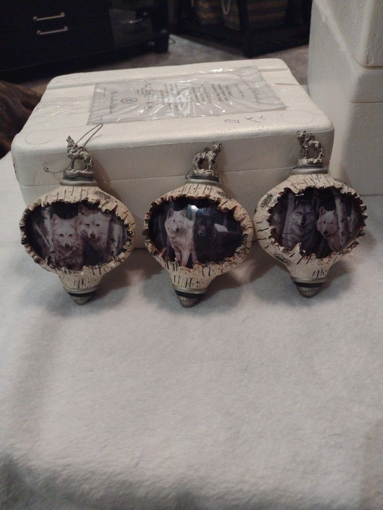 Bradford Exchange 3 Wolf Ornaments With Stands