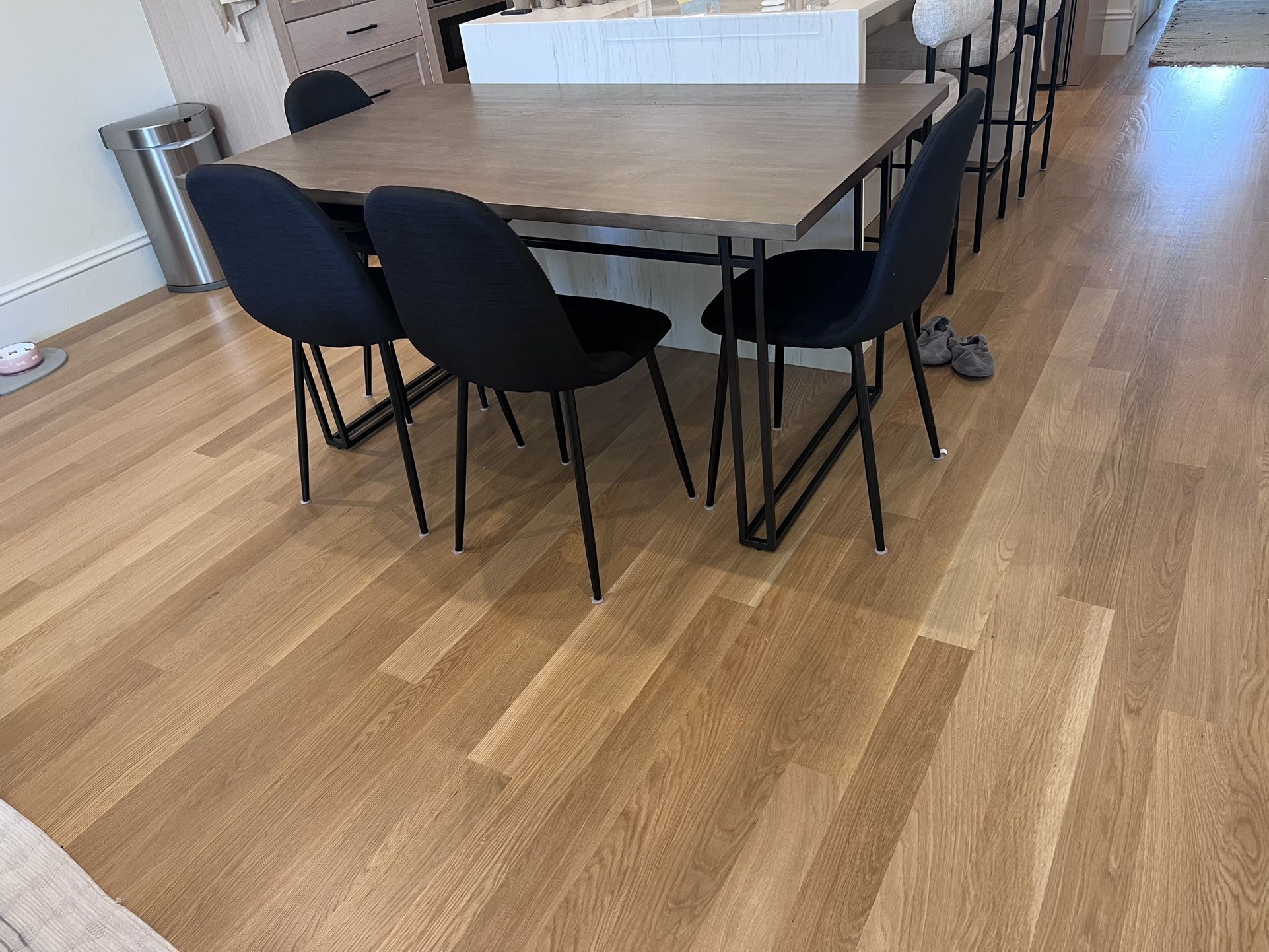 Dining Table (+/ 4 Chairs)