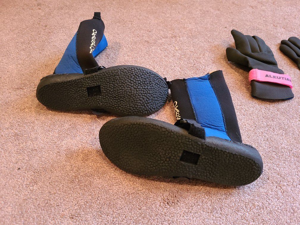 DIVE SNORKEL SWIM PLAY - NEW BOOTIES AND GLOVES - BOTH ONLY $30

