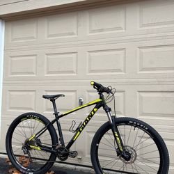 Giant Talon 2 – 29er Mountain Bike – Medium Frame - Shimano Deore - Trail Bicycle MTB