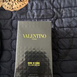 Valentino born in Roma yellow dream 🌟
