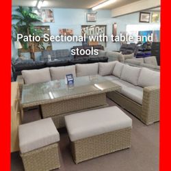 💥 Beautiful Patio Sectional With Table And 2 Stools