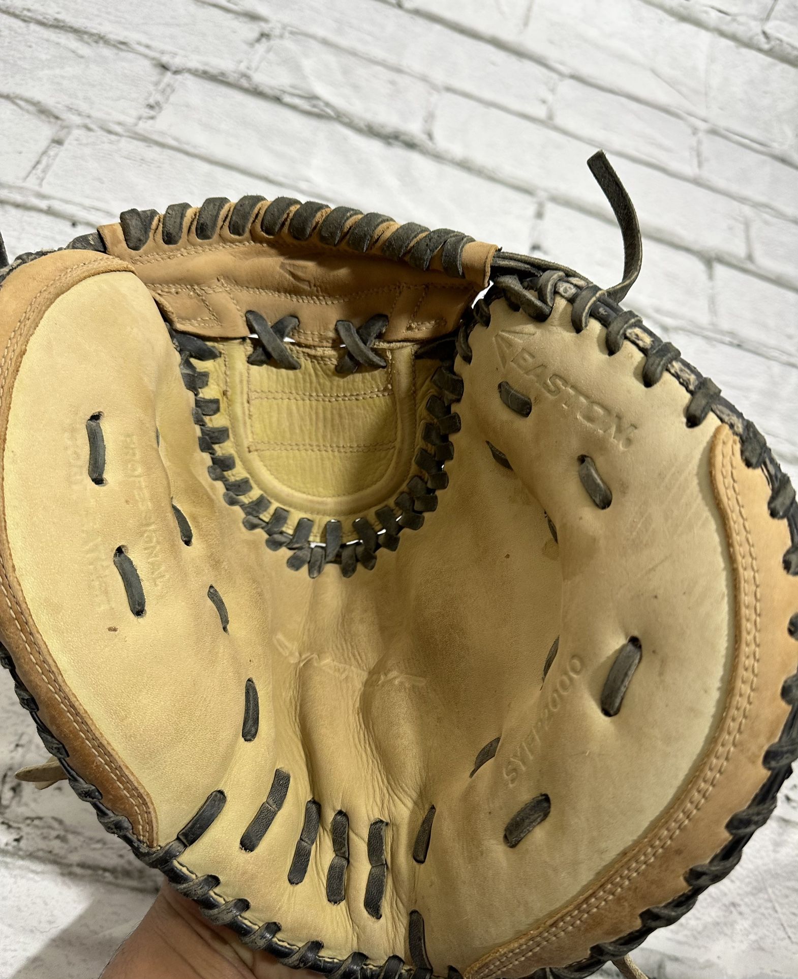 Girls catcher mitt for Sale in Moreno Valley, CA OfferUp