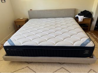 Like New Dreamcloud Premier Hybrid King Mattress