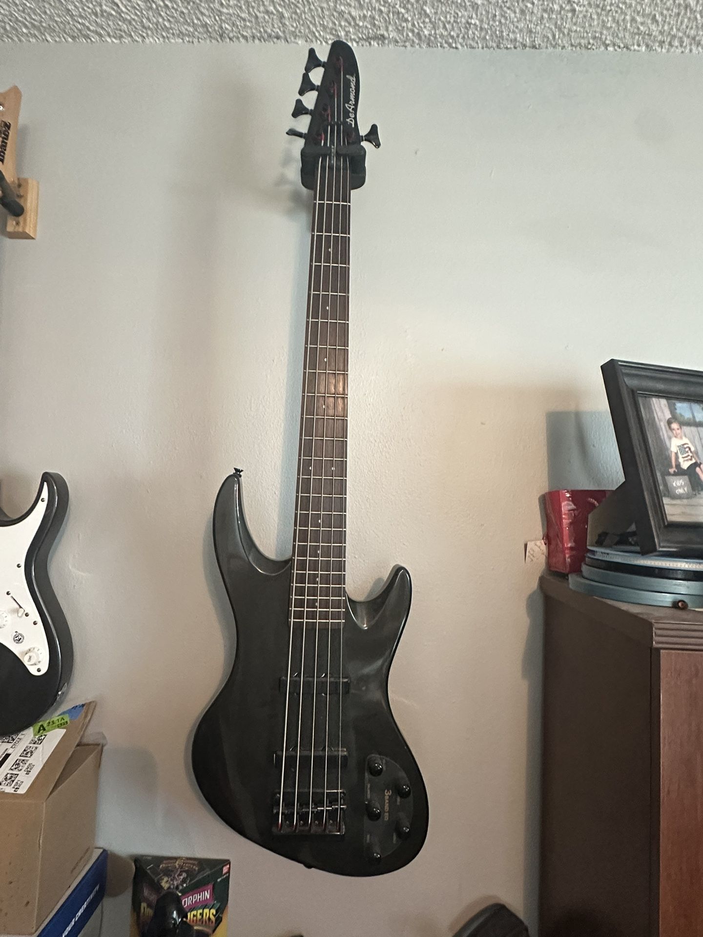 DeArmound 5 String Bass Guitar