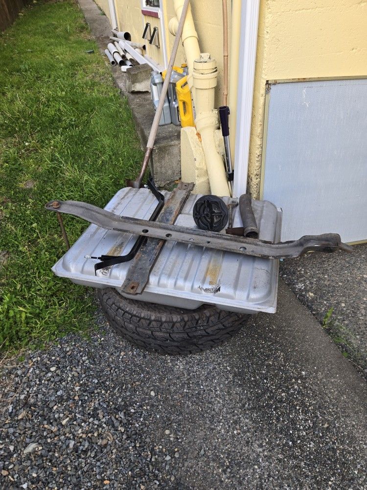 1995 F150 19 Galon Gas Tank & Spare Tire And Attachment Parts $100