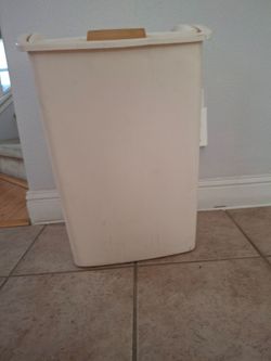 Rubbermaid trash can