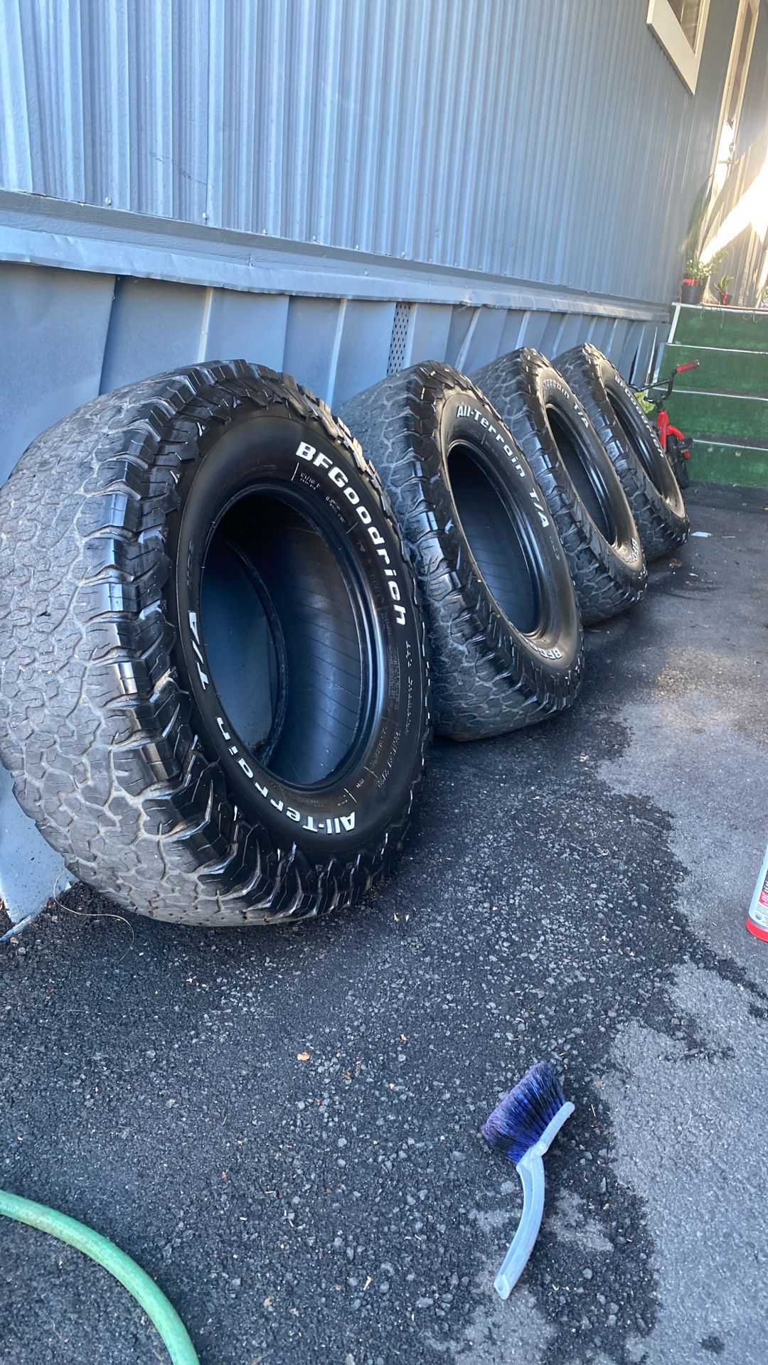 285/70/17 Bf Goodrich Tires SET OF 4 400$obo