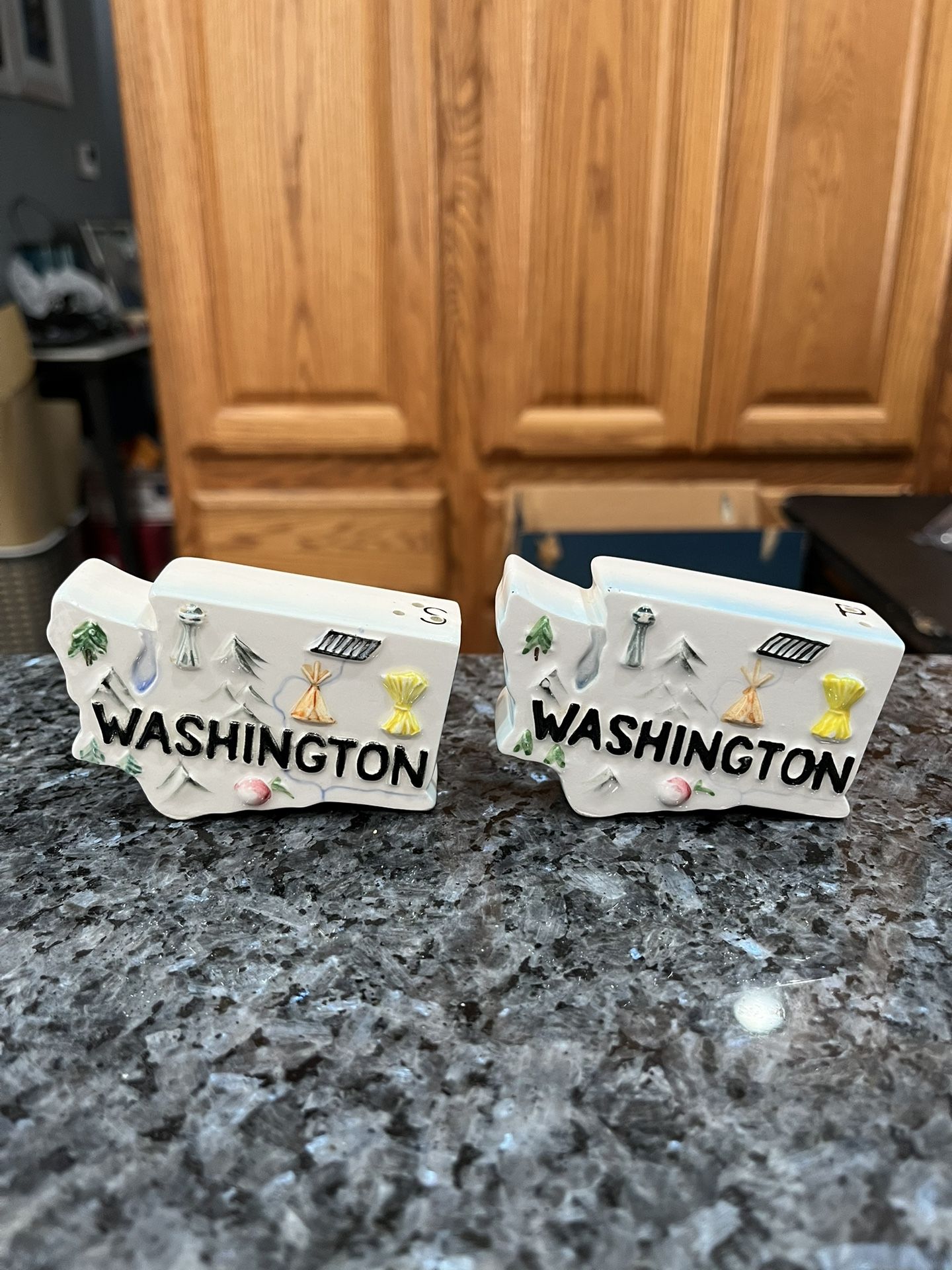 Ceramic Vintage State of Washingto Salt and Pepper Shakers Map Ceramic Souvenir Made in Japan.  Preowned Excellent Condition.  Missing 1 stopper.  