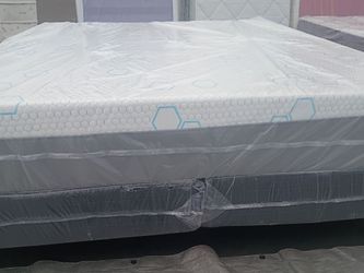 Brand new King size memory foam mattress and box spring free delivery depends on location