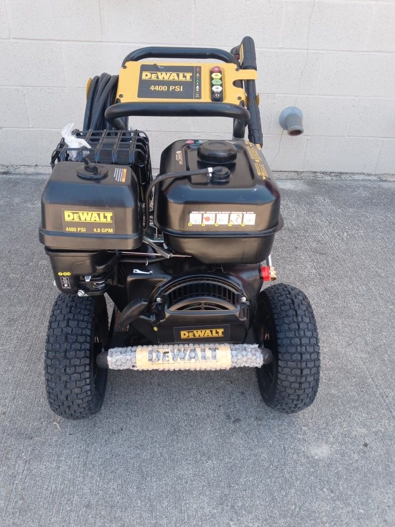 New Dewalt 4400 PSI 4.0 GPM Cold Water Gas Pressure Washer with HONDA GX390 Engine