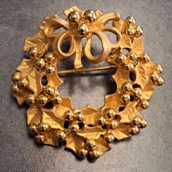 Vintage Gold Holly Christmas Wreath Brooch