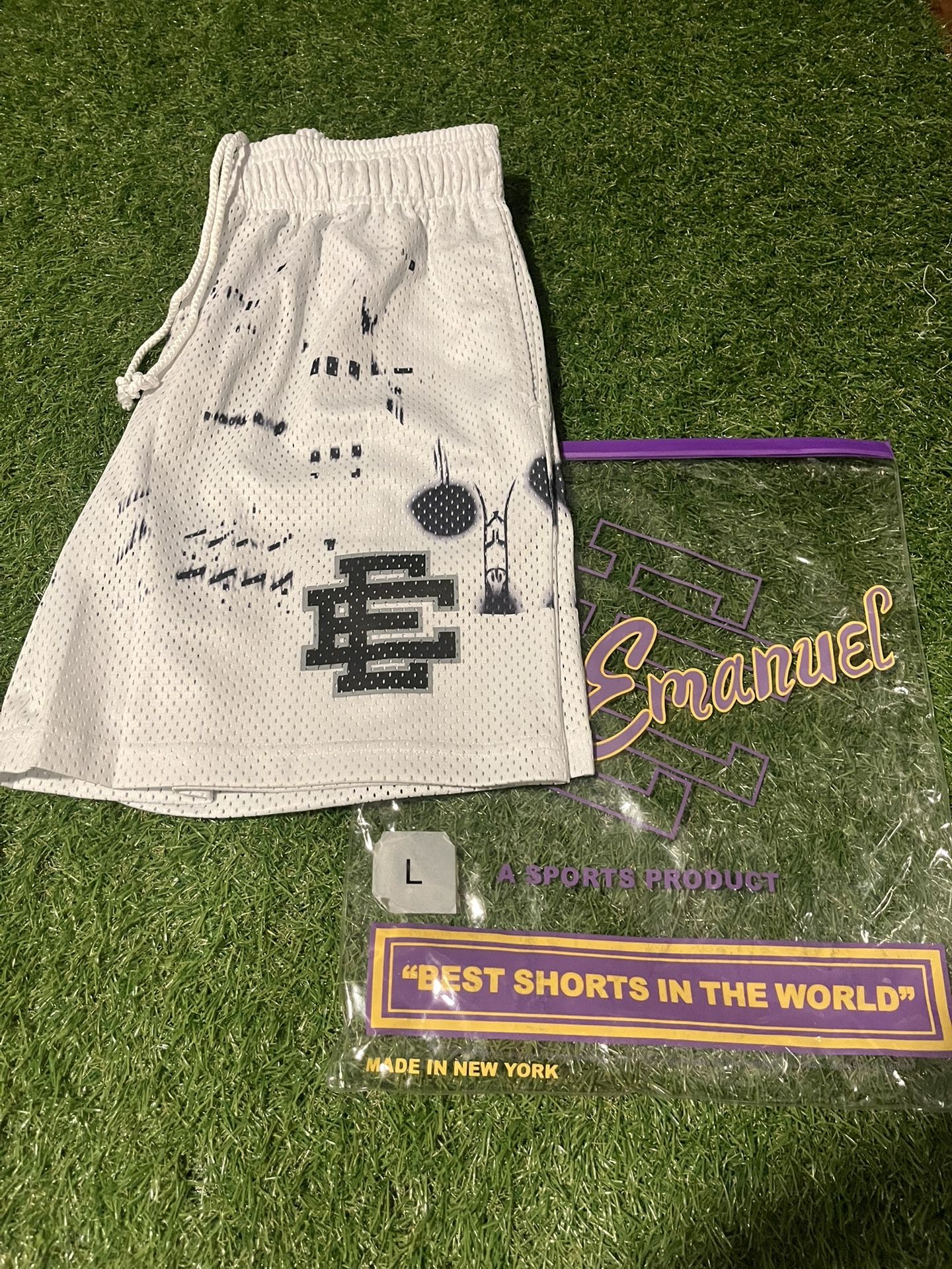 *BRAND NEW* ERIC EMANUEL EE SHORTS “WHITE SKYLINE” L